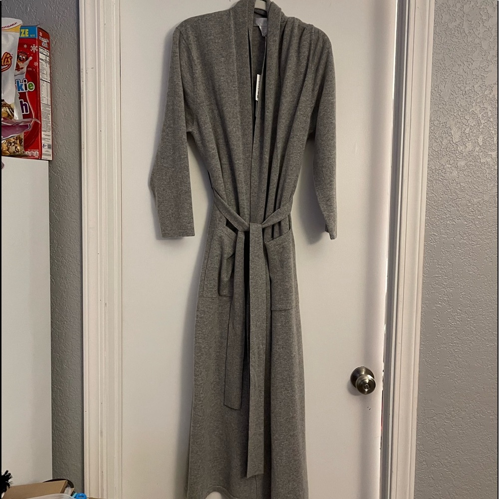 BRAND NEW BEAUTIFUL VERY SOFT 100% CASHMERE ROBE!